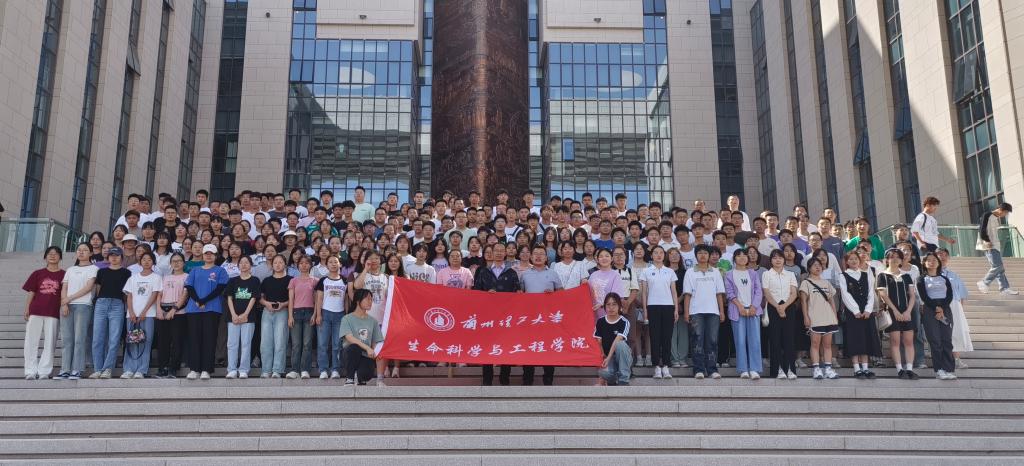 追忆校史，争做红柳青年 —k8凯发组织2023级本科生新生参观校史馆